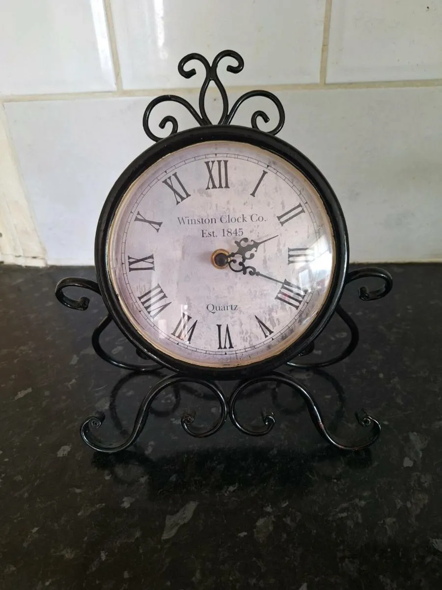 Small metal Quartz table clock - Image 1
