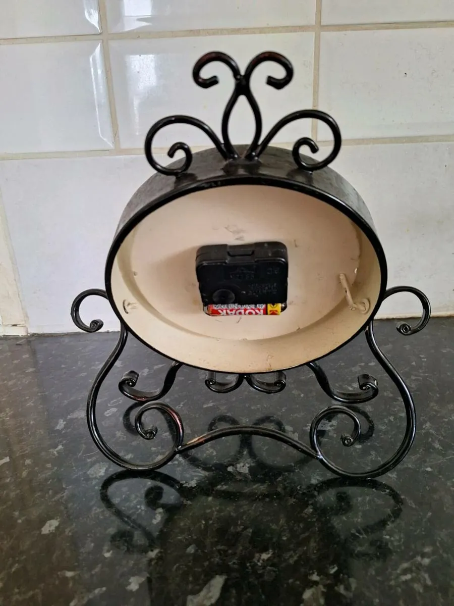 Small metal Quartz table clock - Image 2
