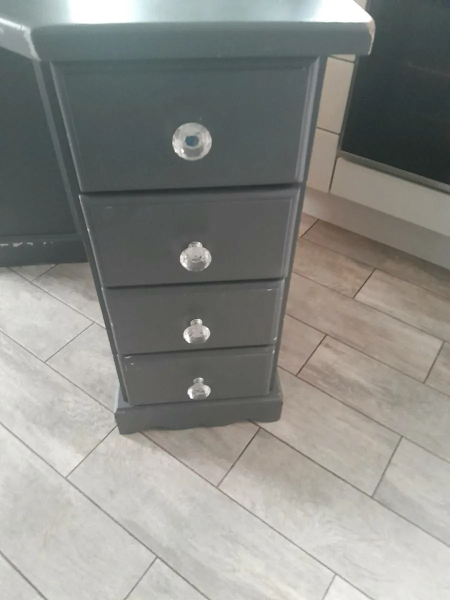 Dressing table - Image 1