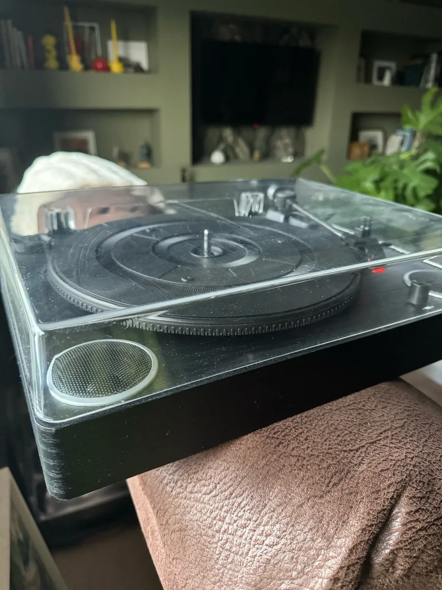 RECORD PLAYER - Image 1