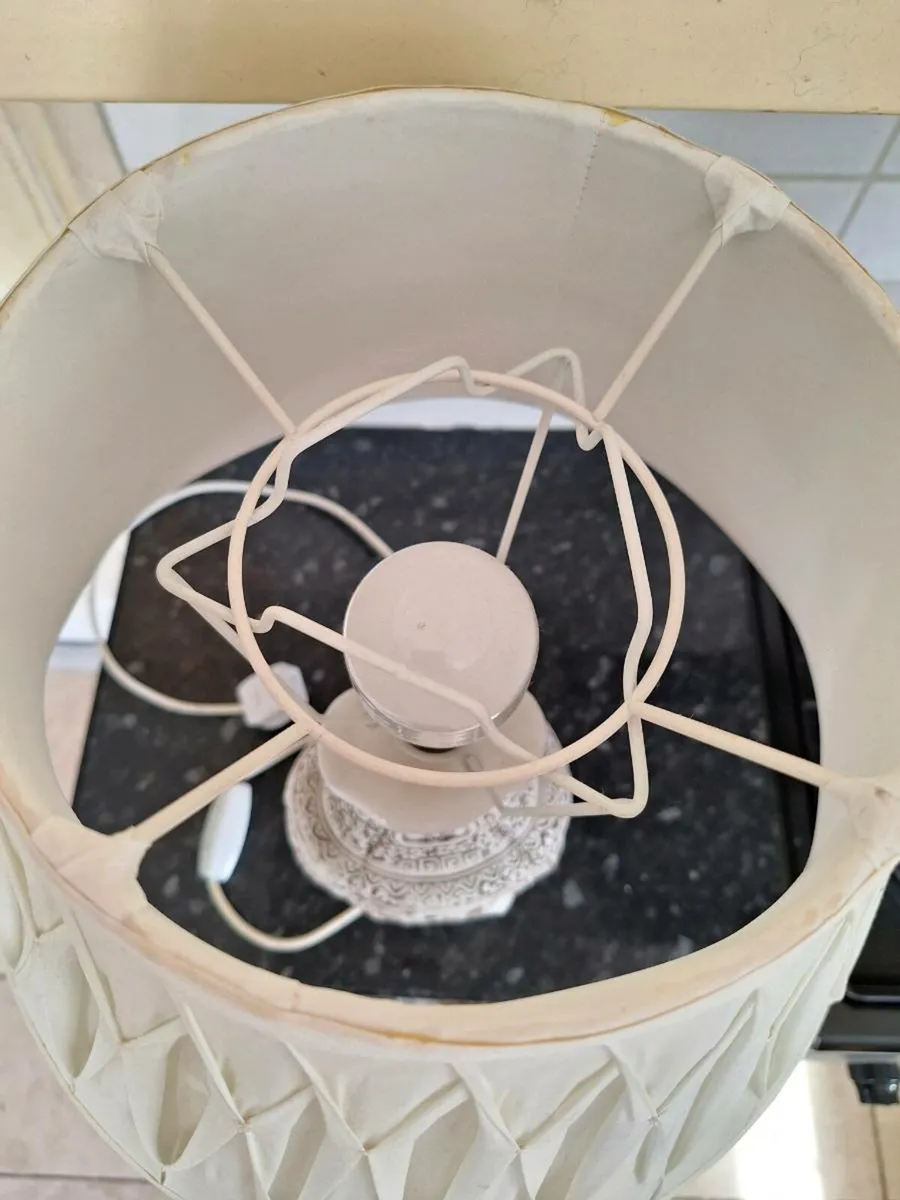 Lovely ornate vintage table lamp - Image 4