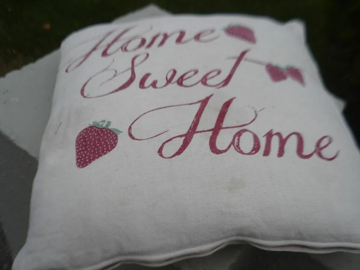2 HOME SWEET HOME CUSHIONS. - Image 3