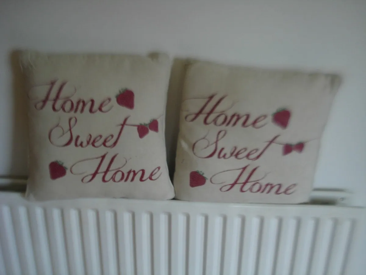 2 HOME SWEET HOME CUSHIONS. - Image 4