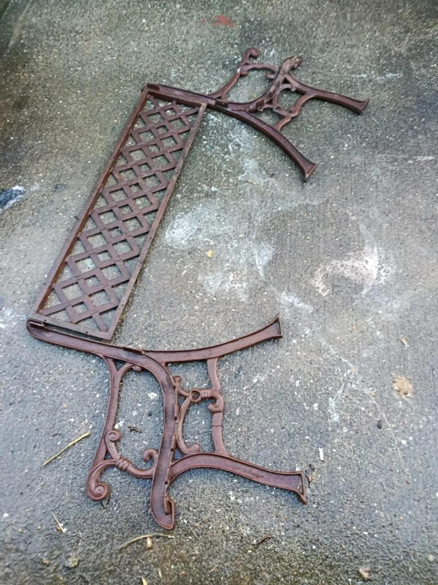Beautiful old cast iron table seat base - Image 1
