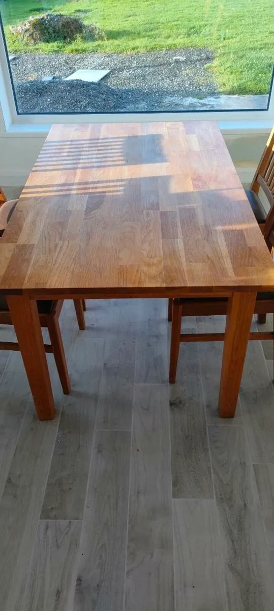 Table and 4 chairs - Image 1