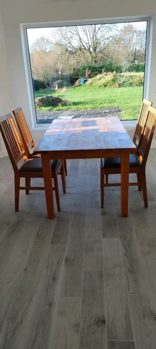 Table and 4 chairs - Image 2