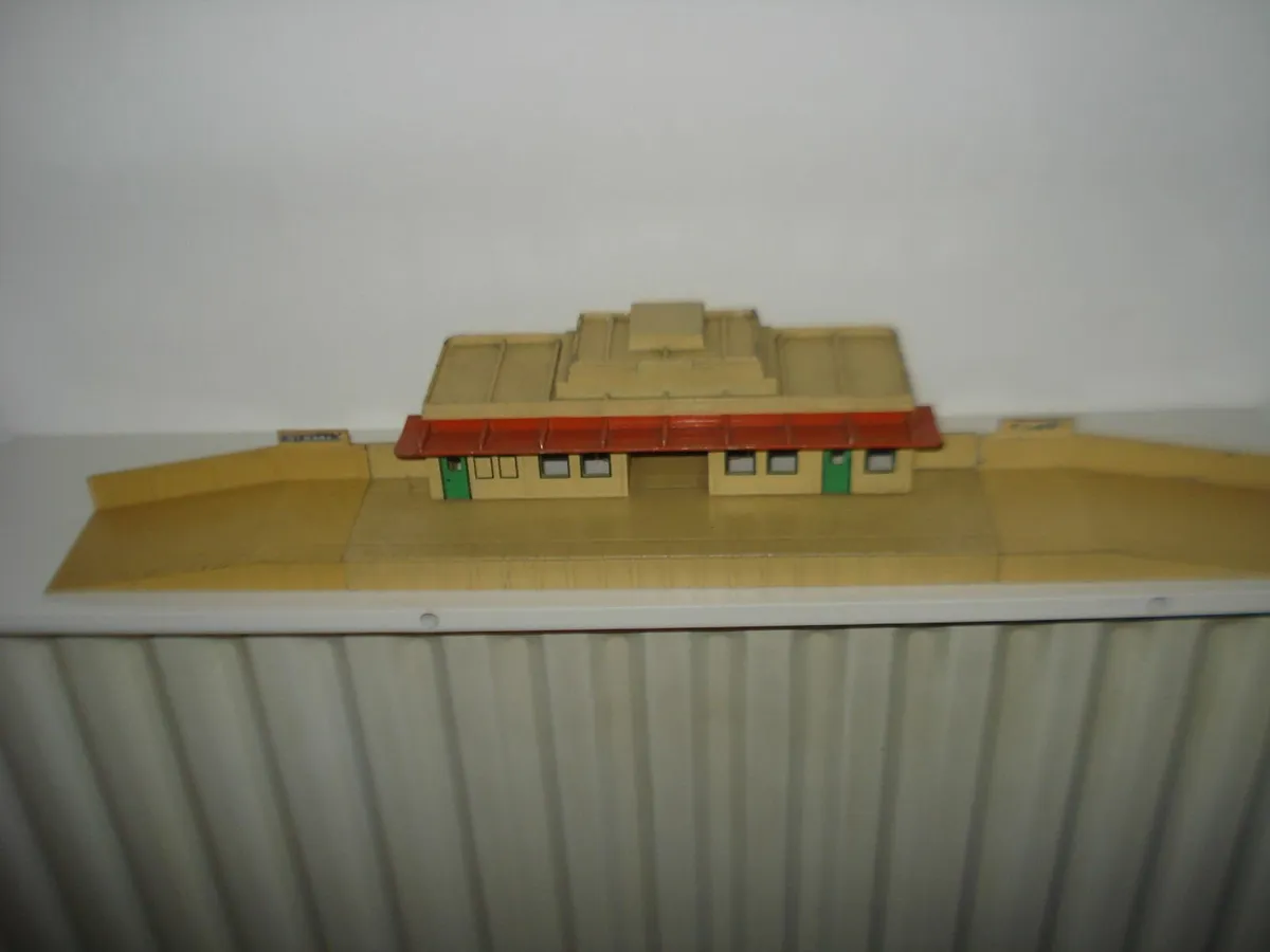HORNBY DUBLO STATION PLATFORM & SIGNAL BOX. - Image 2