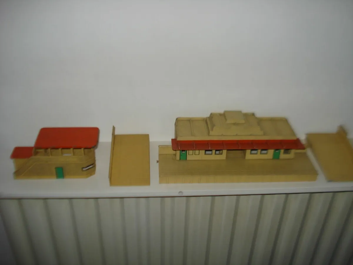 HORNBY DUBLO STATION PLATFORM & SIGNAL BOX. - Image 1