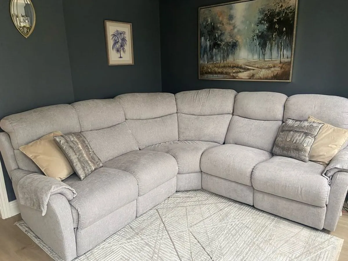 Recliner corner sofa - perfect condition - Image 1