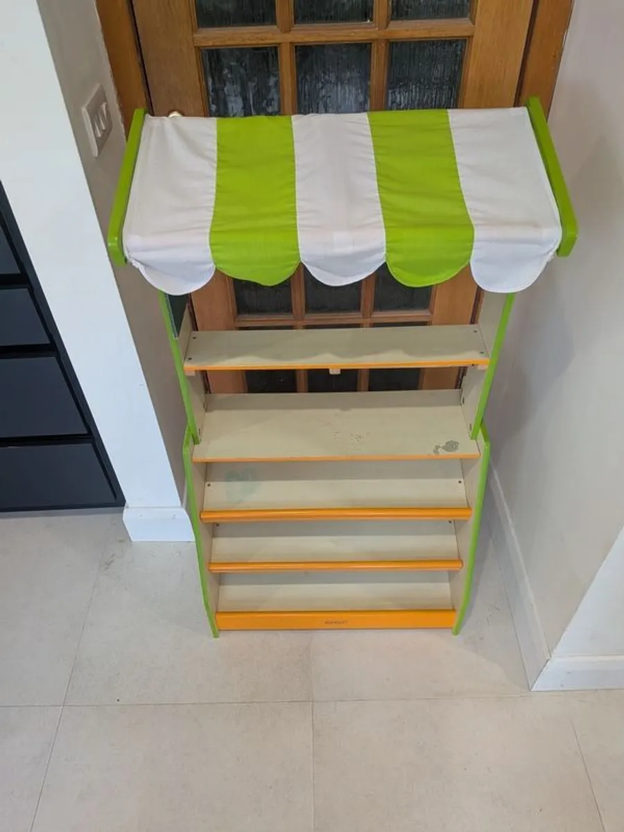 Kids wooden market stand by Pintoy - Image 1
