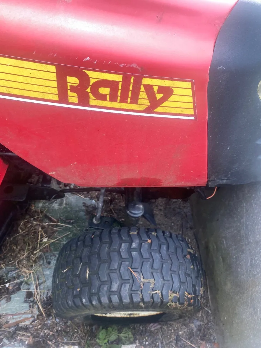 Ride on lawnmower - Image 1