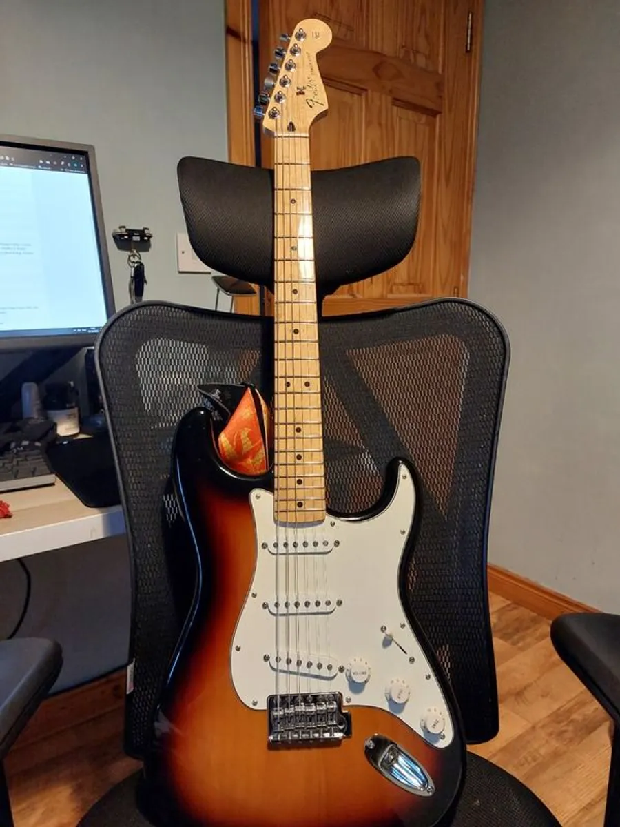 Fender Stratocaster - Image 2
