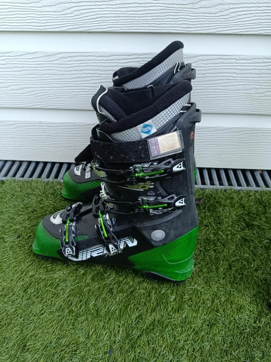 Skiing equipment - Image 1