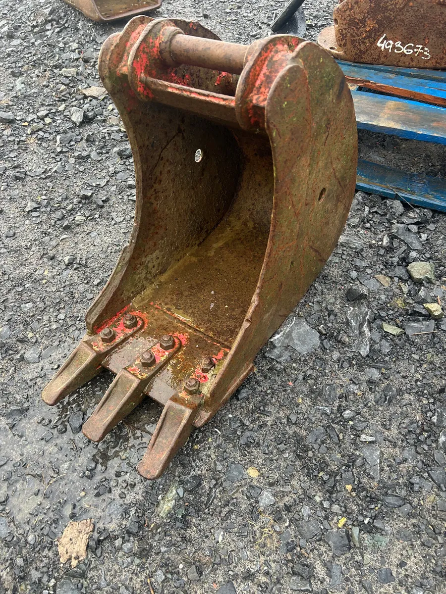 1ft digging bucket 35mm pin with teeth - Image 1
