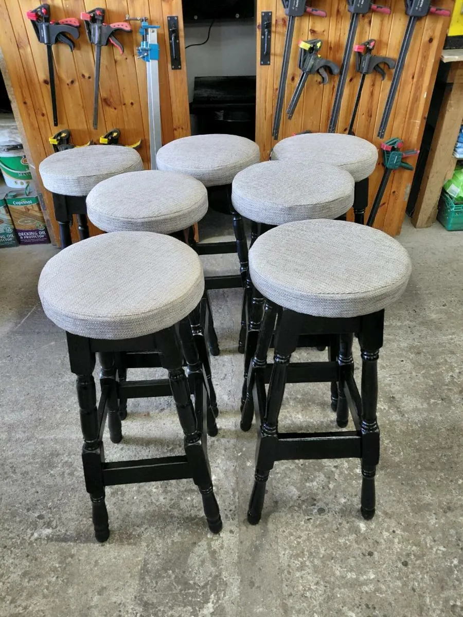 Pub stools and bar furniture - Image 1