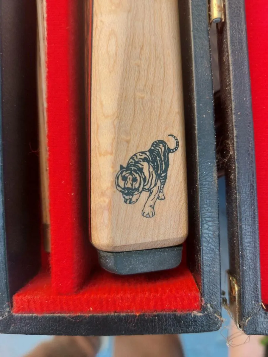 Pool cue in excellent condition - Image 2