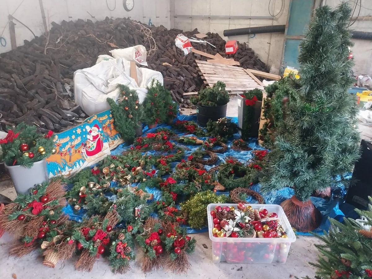 Christmas tree decorations - Image 1