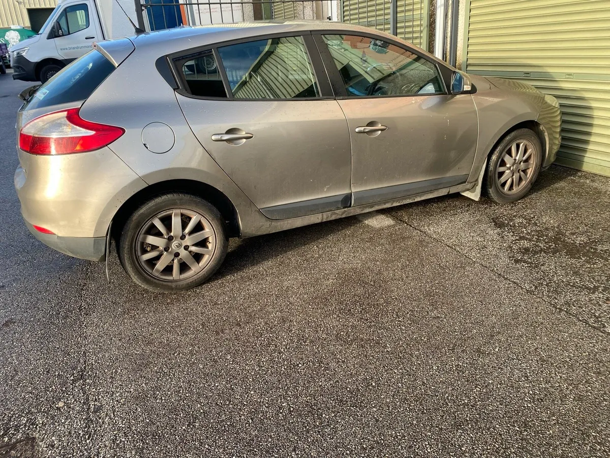 Renault Megane Estate breaking for parts - Image 2