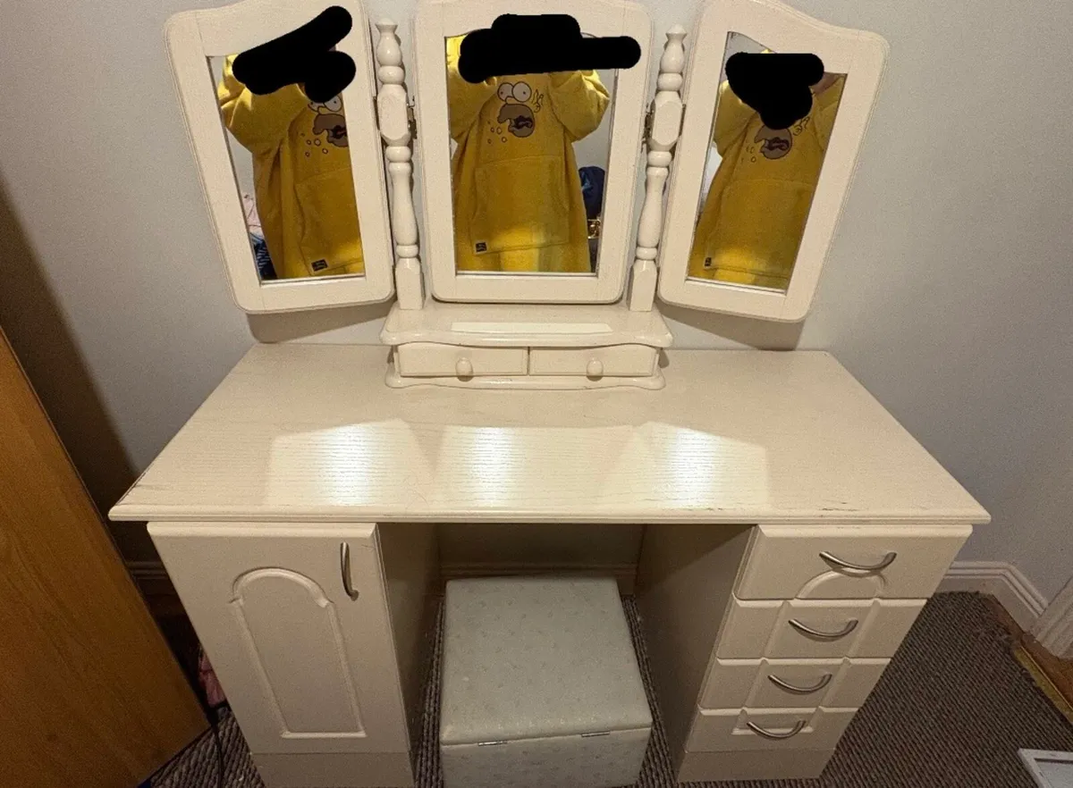 Makeup mirror - Image 1