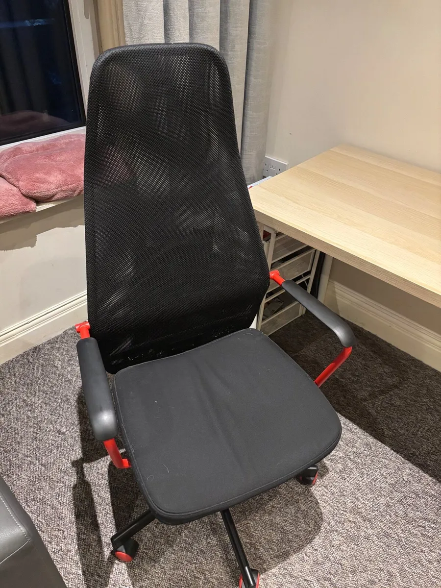 Desk + Ergonomic Gaming chair - Image 2