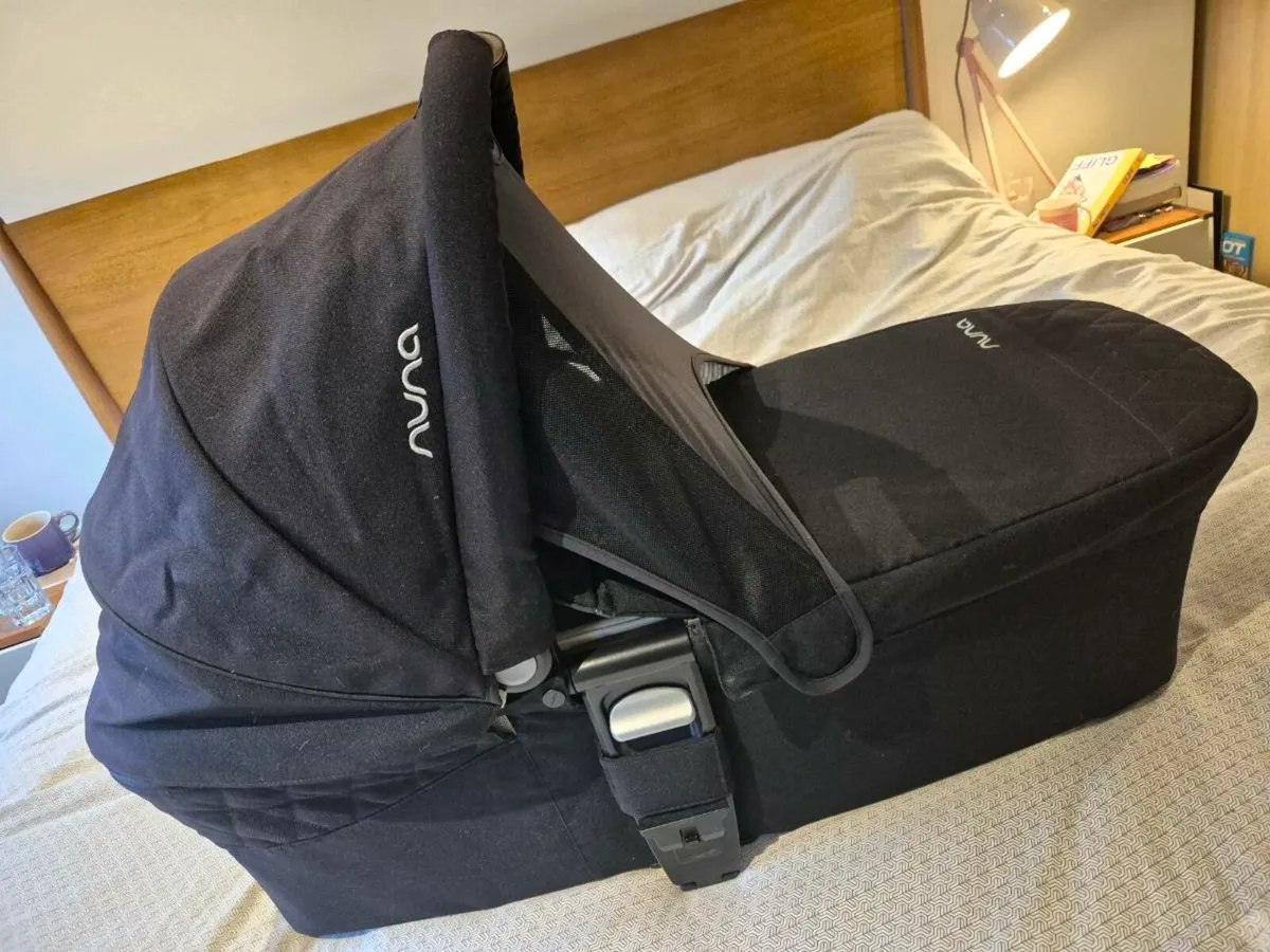 Nuna mixx bassinet - Image 1
