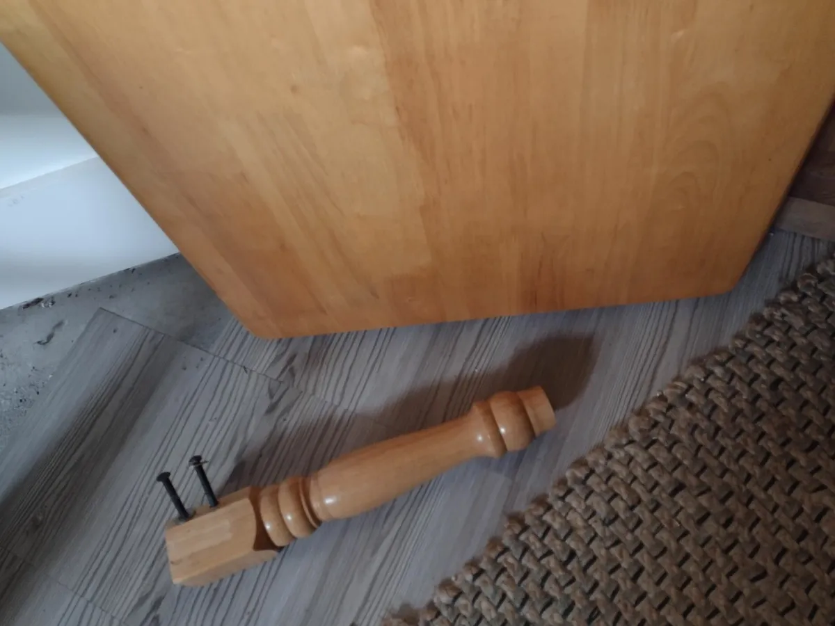 Very heavy solid Oak coffee table - Image 4