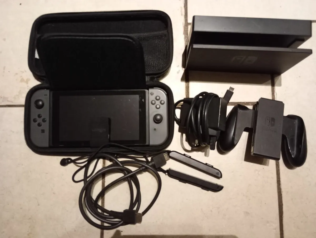 Nintendo switch (used) - Image 1