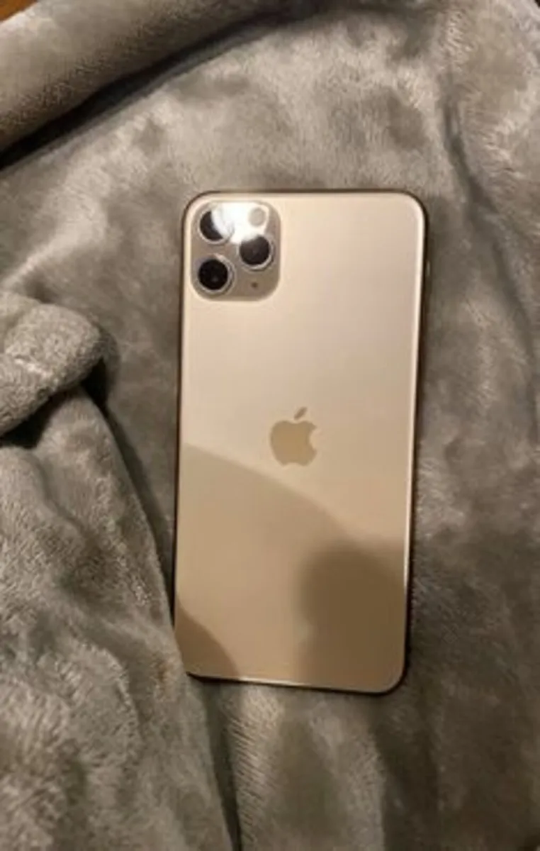 Iphone 11 pro Max Rose gold like new - Image 2