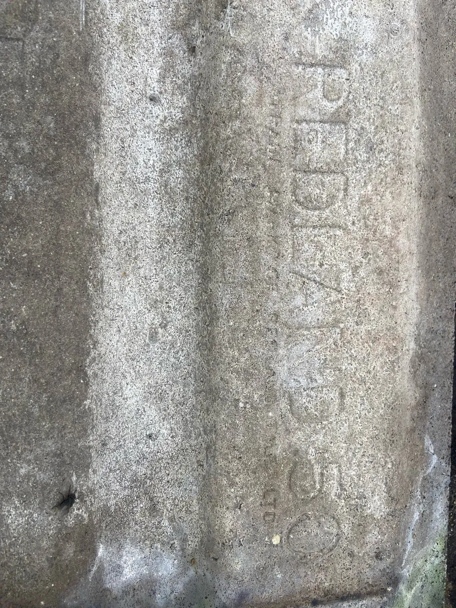 1,000 Redland 50 Roof Tiles & 43 Ridge Tiles - Image 2