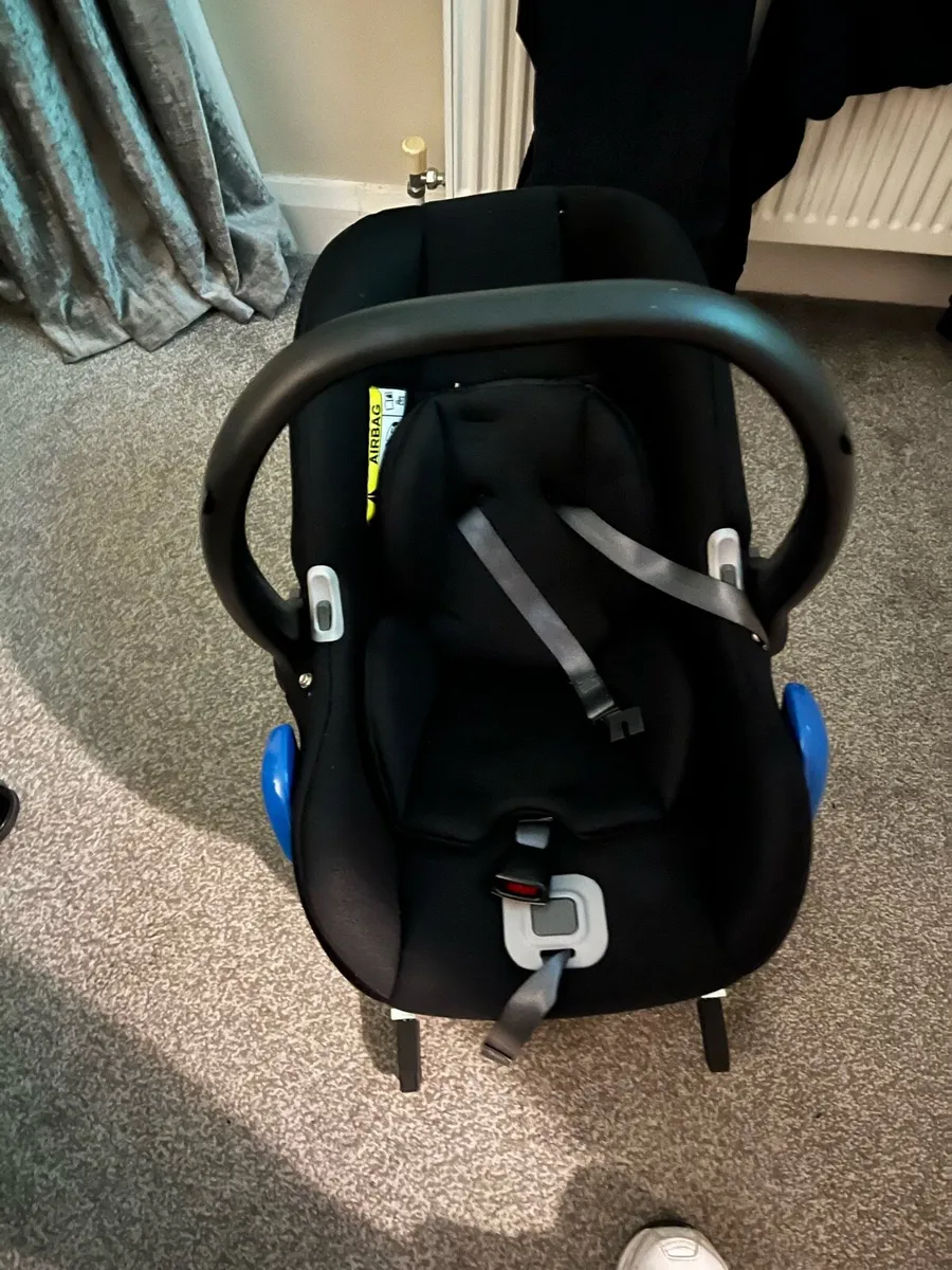 Venicci Baby car seat with iso fix base - Image 1