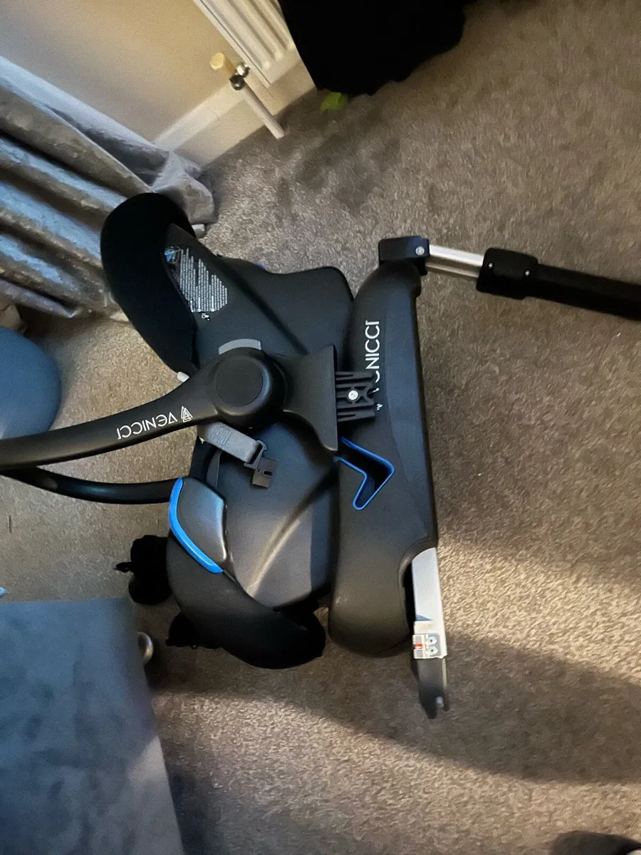 Venicci Baby car seat with iso fix base - Image 2