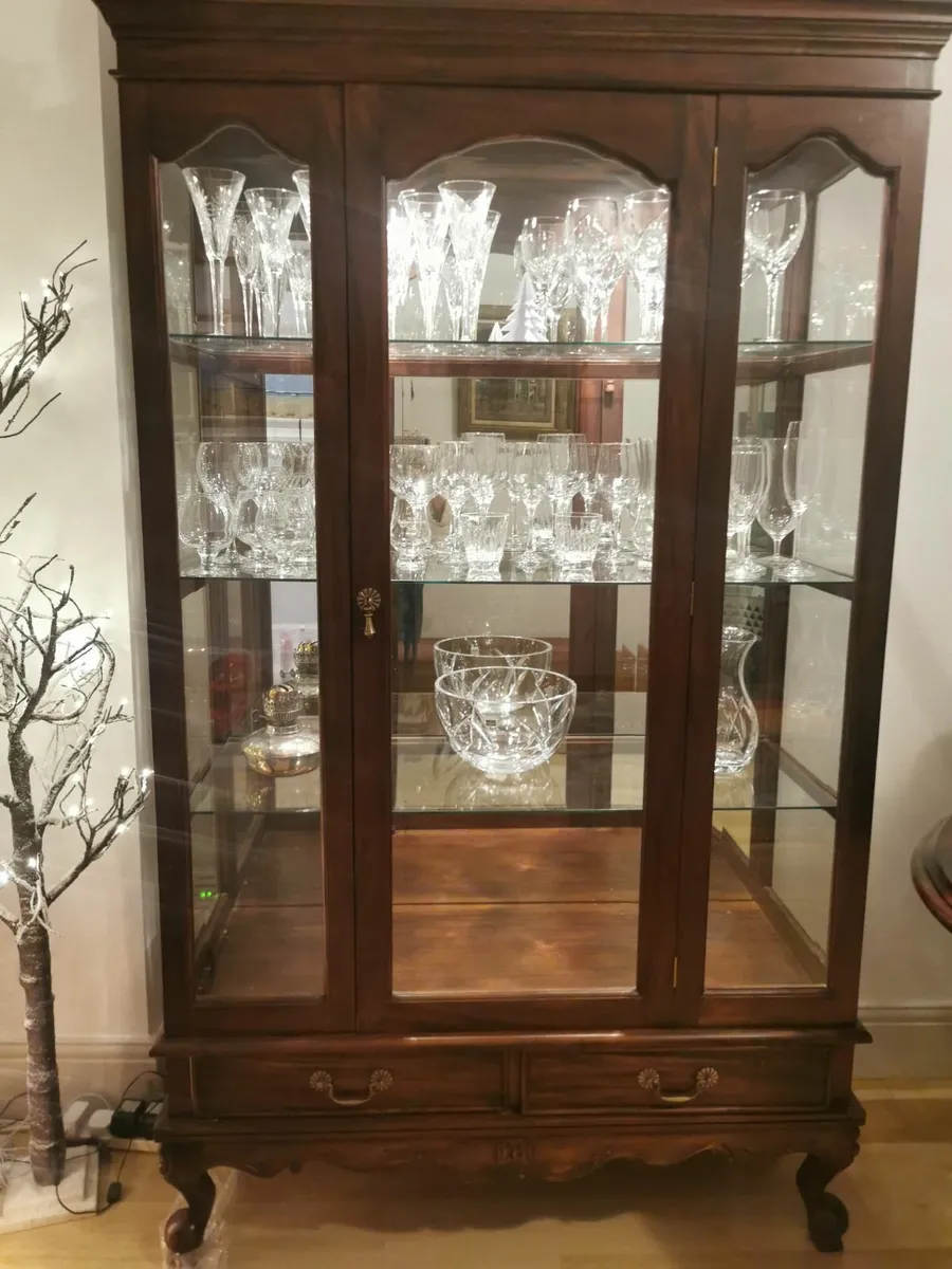 Antique look Mahogony glass cabinet with lighting - Image 1