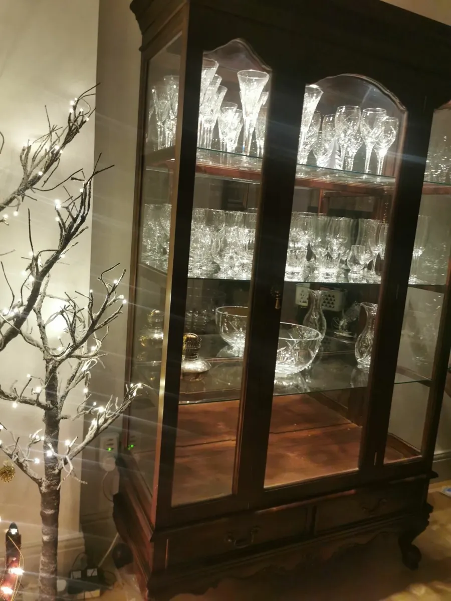 Antique look Mahogony glass cabinet with lighting - Image 3