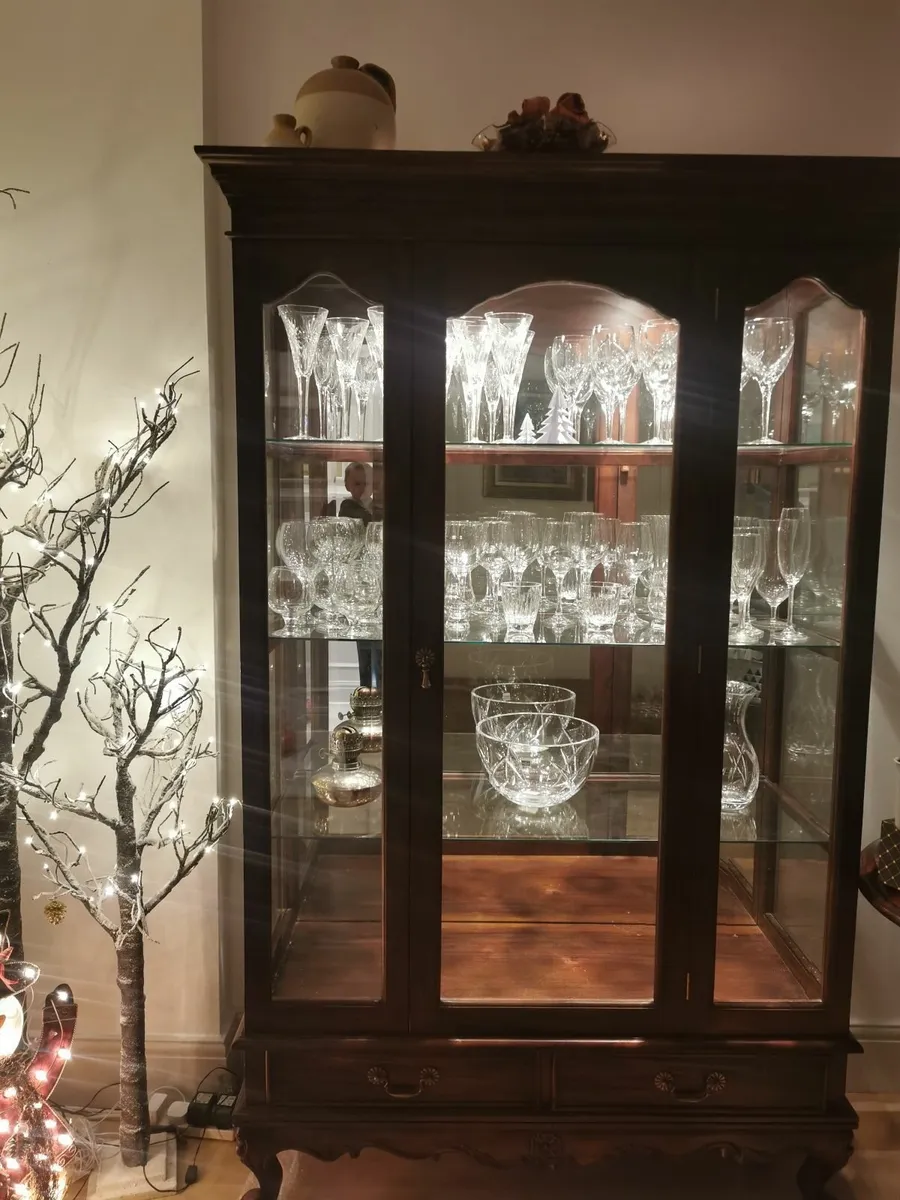 Antique look Mahogony glass cabinet with lighting - Image 4