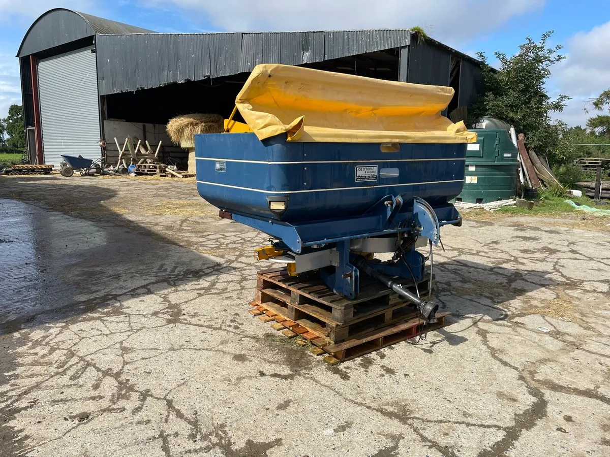 Fertiliser spreader - Image 1