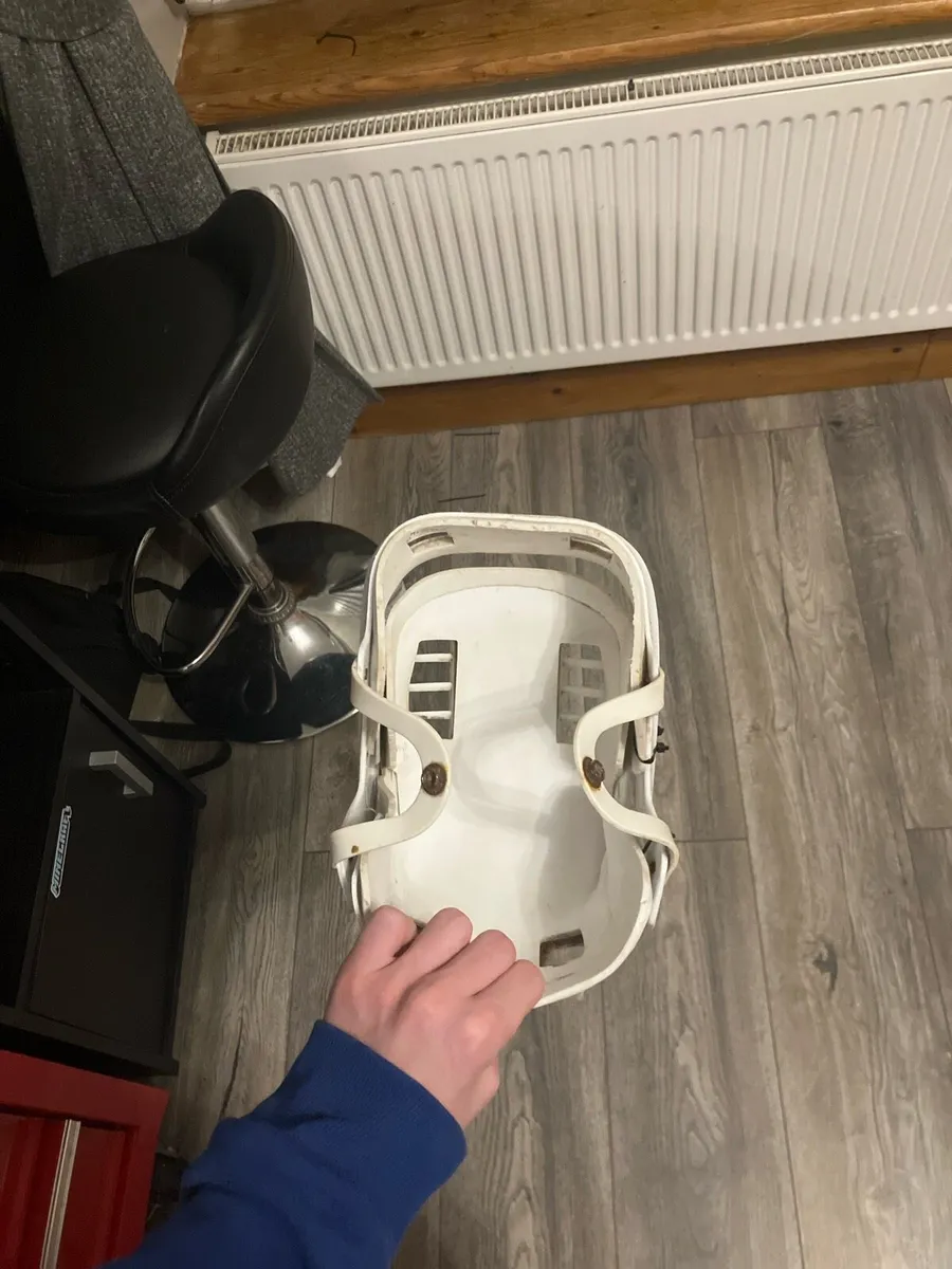 Hurling helmet - Image 4