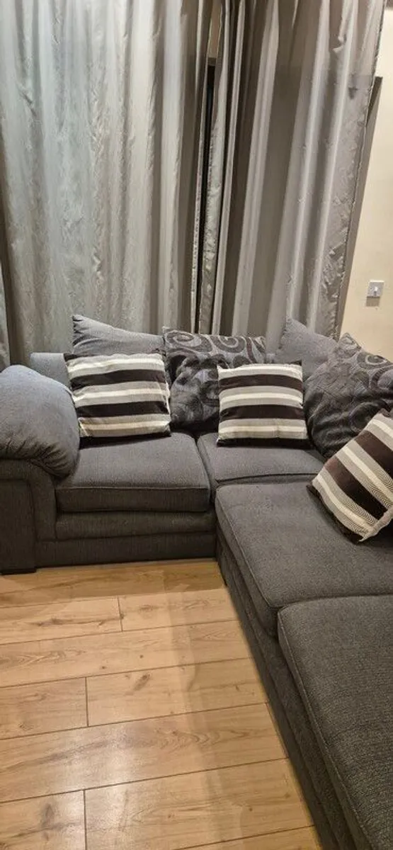 corner couch and single seat - Image 4