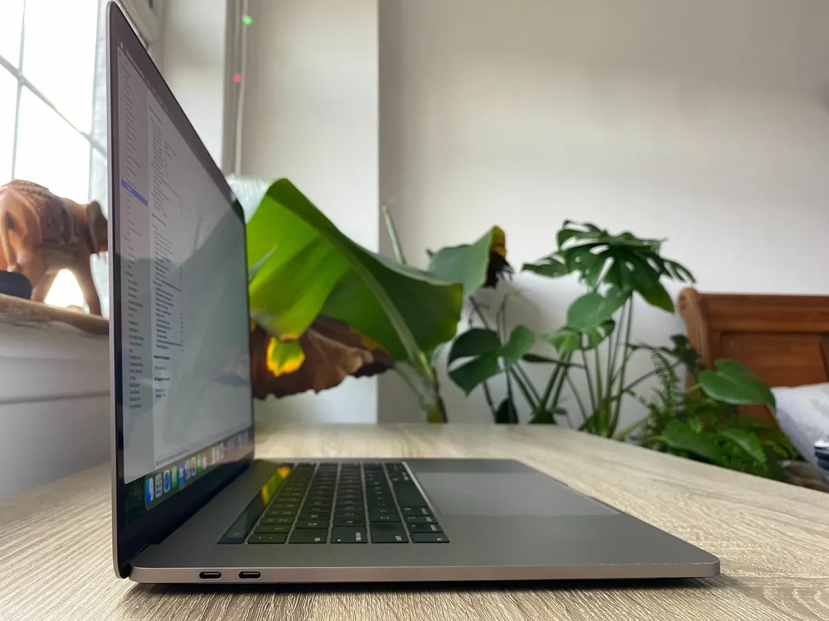 MacBook Pro 15.4-inch (2018) i7 | 32GB | 256GB - Image 4
