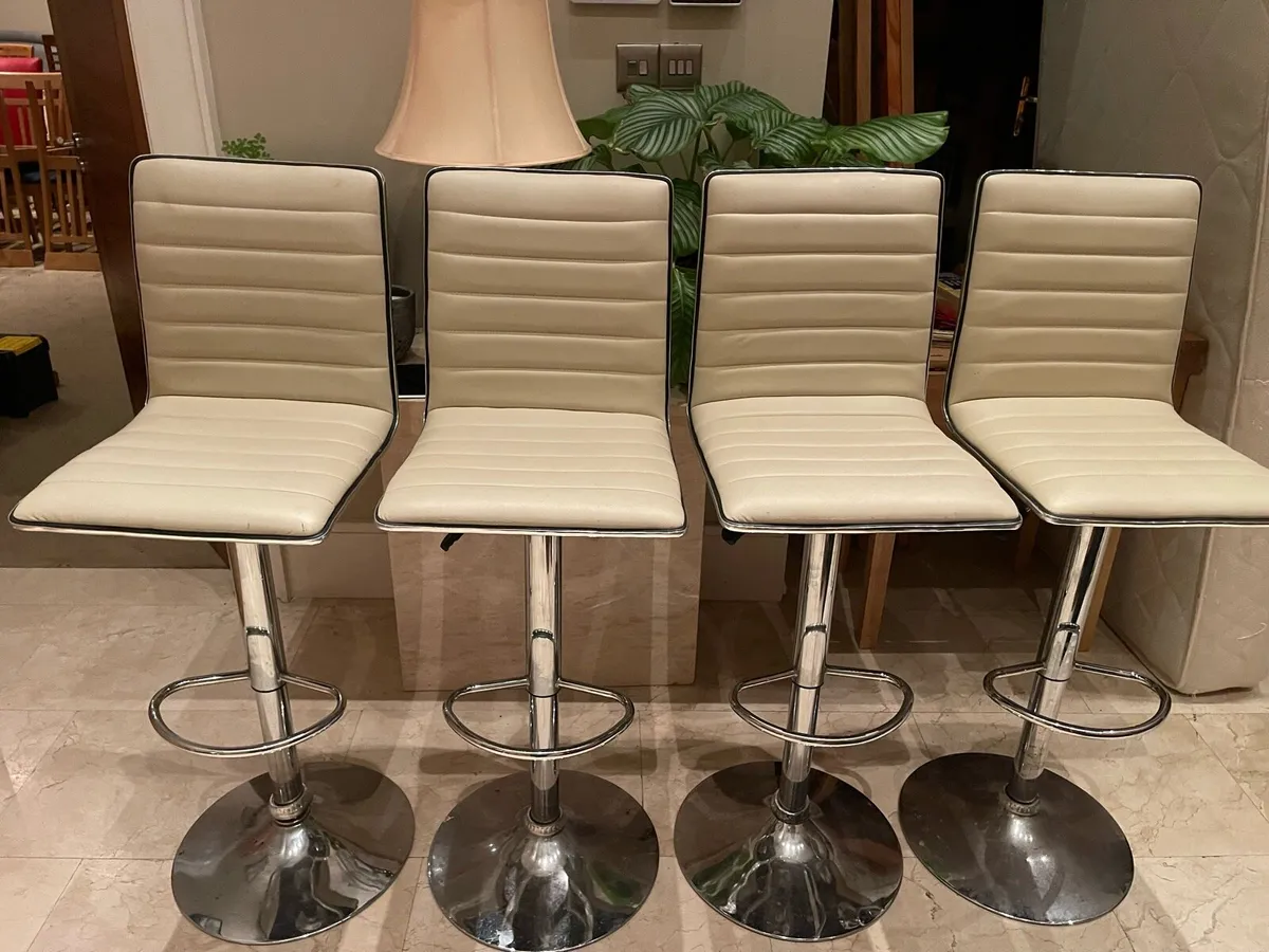 4 x Matching Cream Kitchen Island Tall Stools - Image 1
