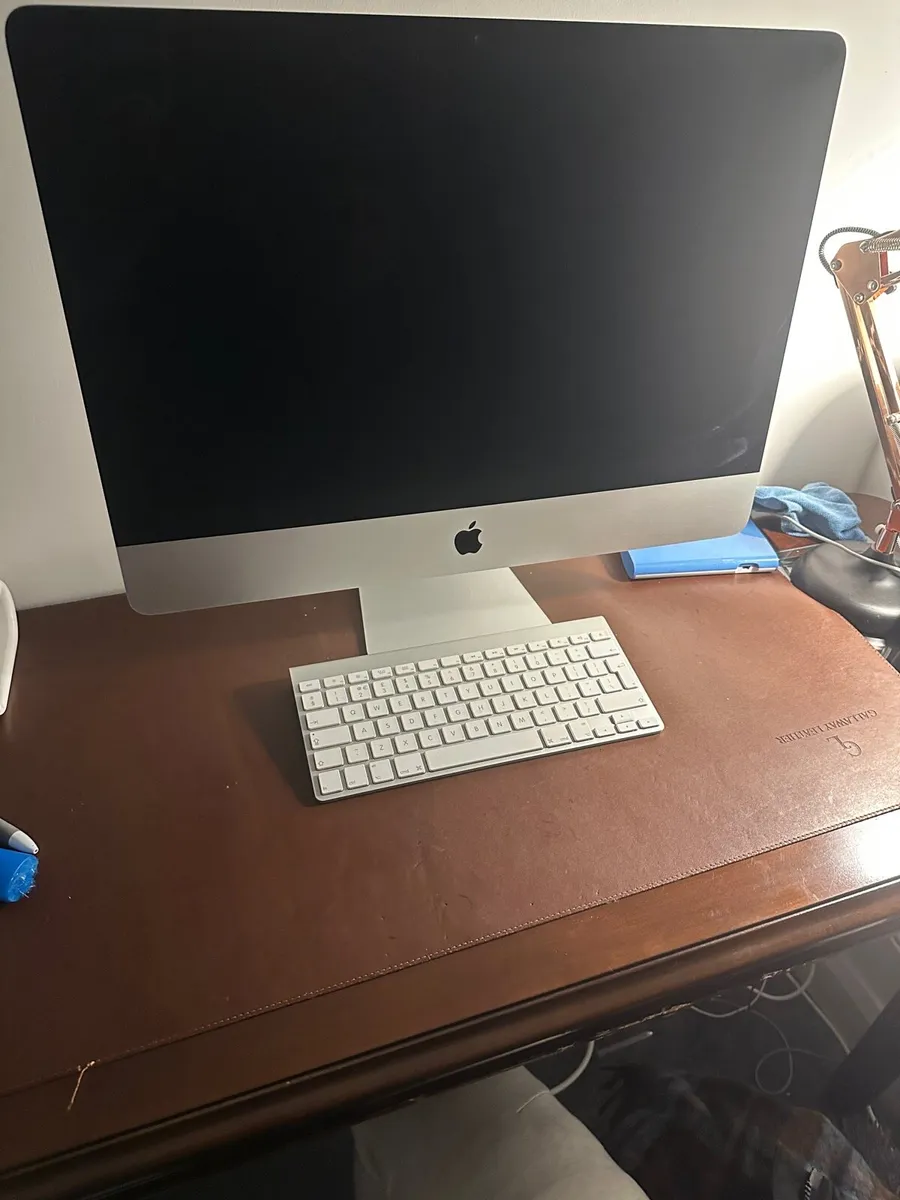 i-Mac 21.5” desktop + Apple wireless keyboard - Image 1