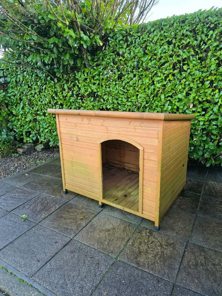 BLUE PAW Flat Roof Wooden Kennel, Large - Image 1