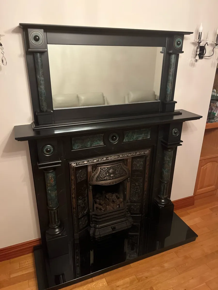 Fireplace and Herth and Mantle sitting room units - Image 1