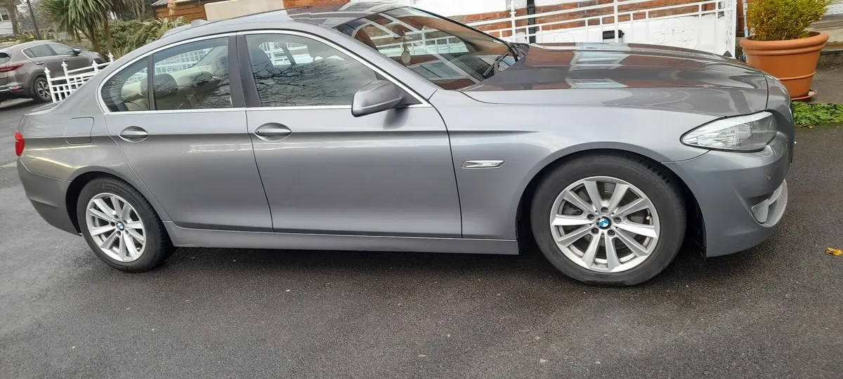 BMW 5-Series 2010 - Image 1