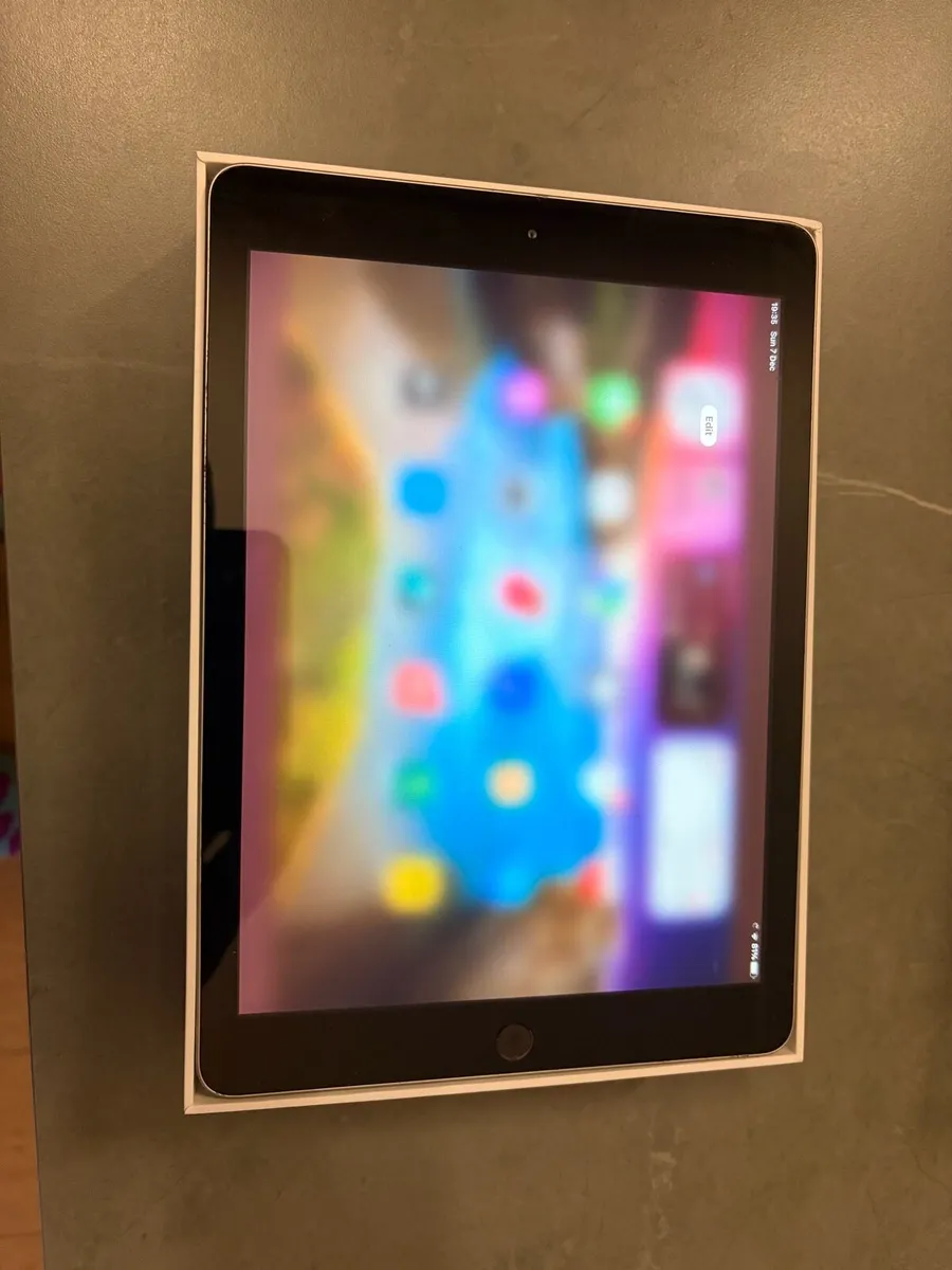 Apple IPad - 5th generation 32gb storage - Image 2