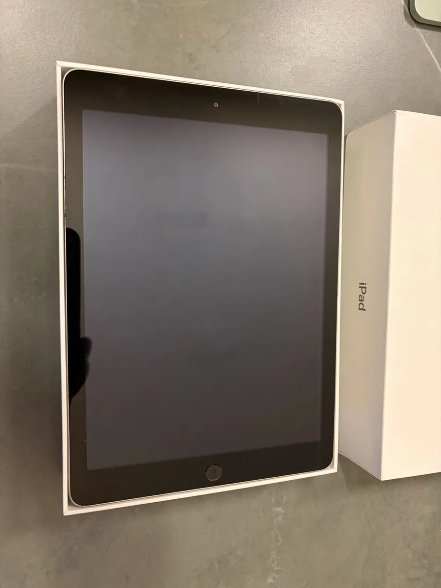 Apple IPad - 5th generation 32gb storage - Image 3