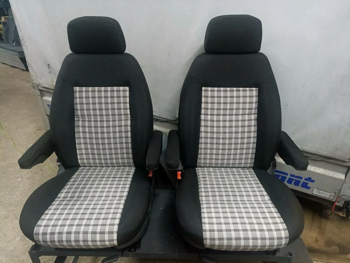 Swivel seats - Image 1