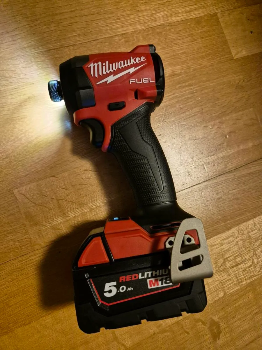 Milwaukee M18FID3 Impact Driver & Battery - Image 2