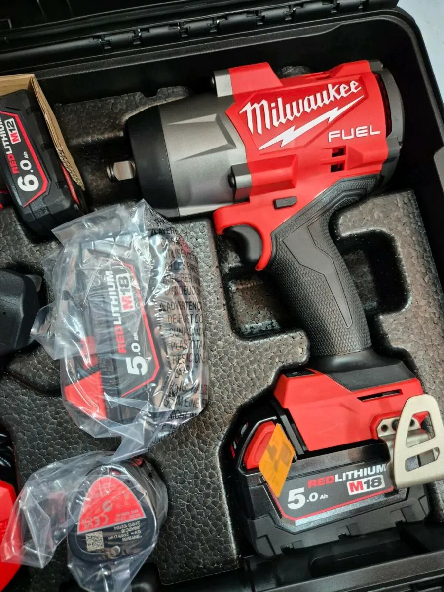 Milwaukee M12 & M18 Impact Wrench Kit - Image 4