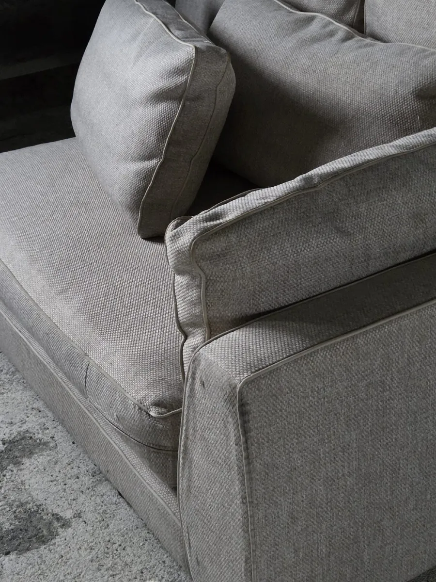 Orior Couch - Image 1