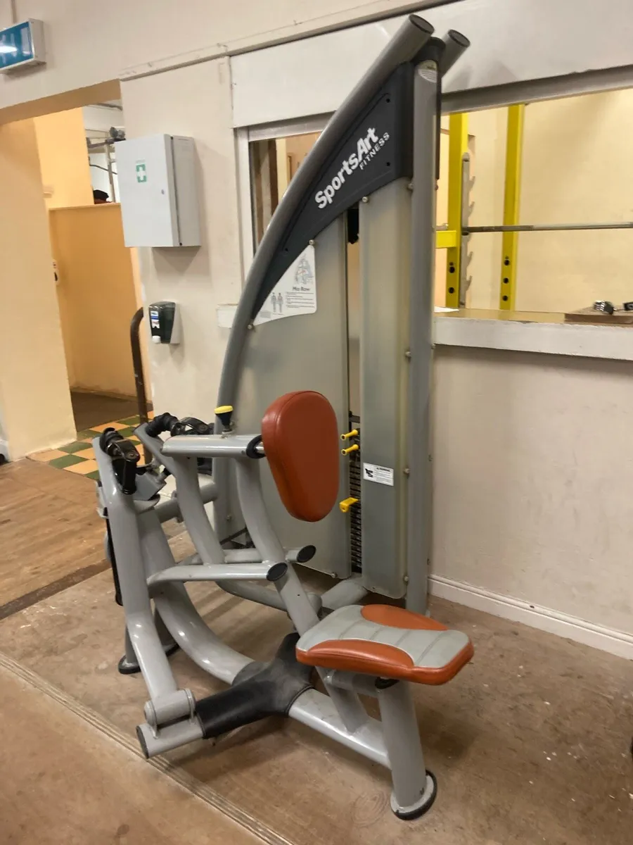 Seated row machine - Image 1